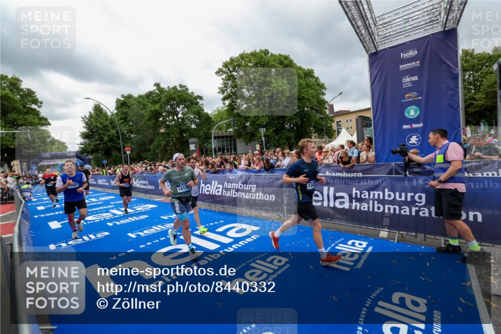 29.06.2025 - hella hamburg halbmarathon Zöllner http://msf.ph/oto/8440332 29.06.2025 10:55:56 Ziel 1179, 2612, 3256, 3668, 4772, 7147, 7976, 8968, 9246, 10084, 13474, 15884, 16401, 16434, 16786, 18125, 18867, 19047 meine-sportfotos.de