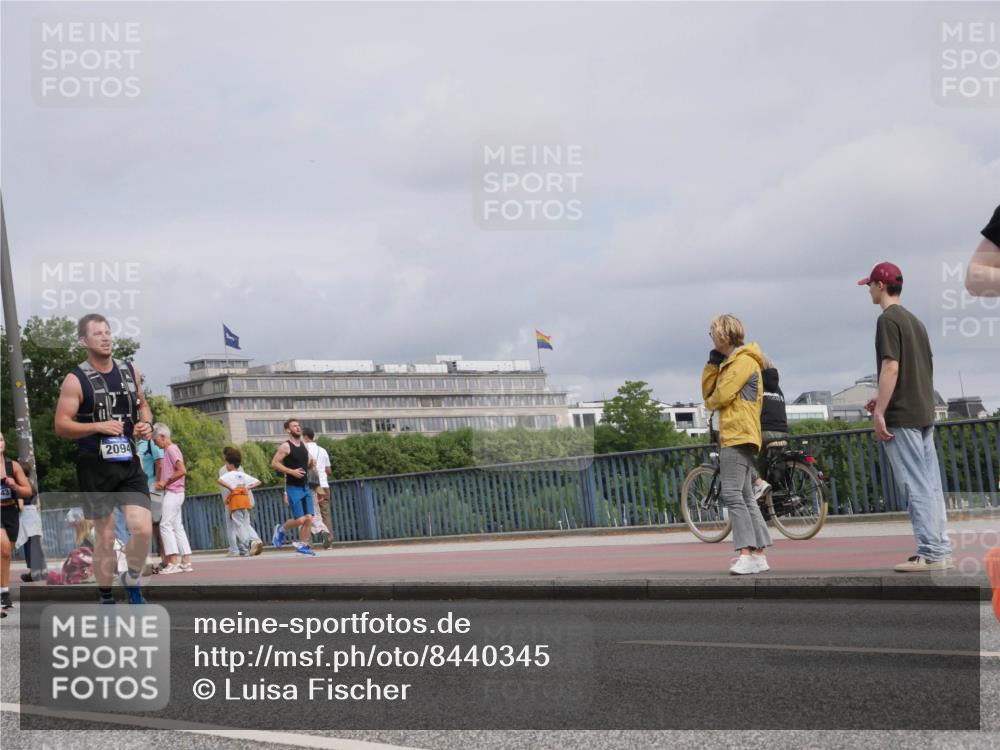 29.06.2025 - hella hamburg halbmarathon Luisa Fischer http://msf.ph/oto/8440345 29.06.2025 10:20:55 Kennedybrücke 43, 2094, 1458, 1554, 1622, 2094, 2147, 2548, 2931, 3138, 5002, 5004, 5294, 7094, 7641, 8144, 8607, 9798, 10509 meine-sportfotos.de