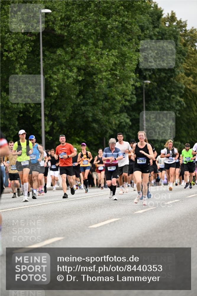 29.06.2025 - hella hamburg halbmarathon Dr. Thomas Lammeyer http://msf.ph/oto/8440353 29.06.2025 10:57:00 Kennedybrücke 1369, 2308, 2593, 2988, 3227, 3645, 3787, 5262, 6135, 6604, 6671, 7511, 7682, 7735, 7737, 7871, 8250, 8251, 9340, 10600, 10634, 10693, 10884, 11297 meine-sportfotos.de