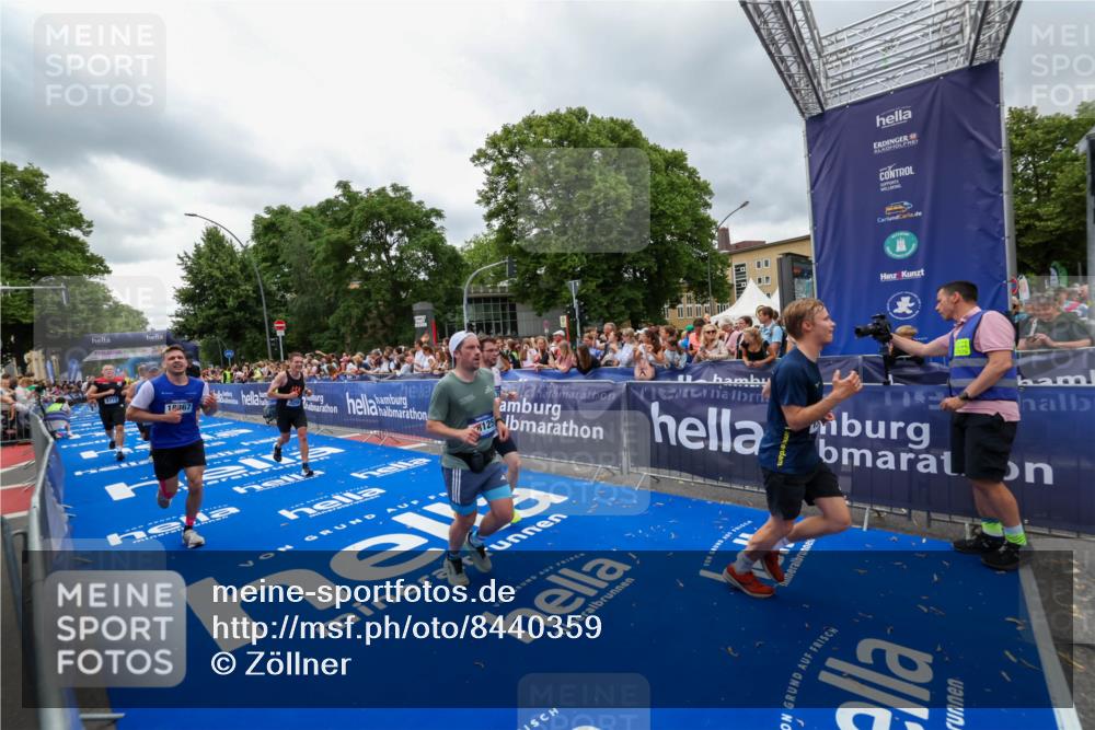 29.06.2025 - hella hamburg halbmarathon Zöllner http://msf.ph/oto/8440359 29.06.2025 10:55:57 Ziel 1179, 2612, 3256, 3668, 4772, 7147, 7976, 8968, 9246, 10084, 13474, 15868, 15884, 18125, 18867 meine-sportfotos.de