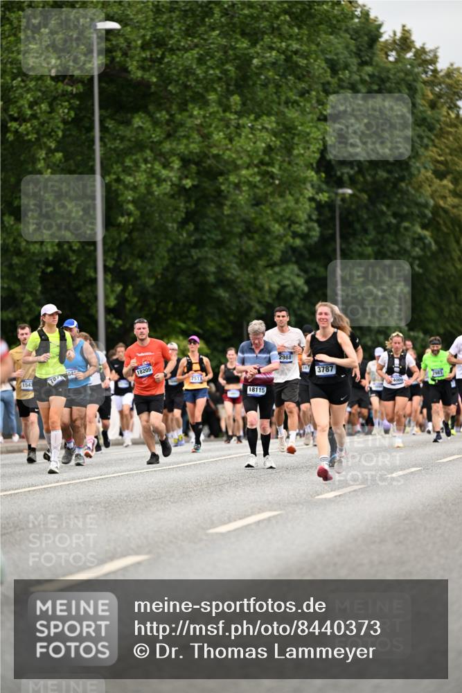 29.06.2025 - hella hamburg halbmarathon Dr. Thomas Lammeyer http://msf.ph/oto/8440373 29.06.2025 10:57:00 Kennedybrücke 1369, 2308, 2593, 2988, 3227, 3645, 3787, 5262, 6135, 6604, 6671, 7511, 7682, 7735, 7737, 7871, 8250, 8251, 9340, 10600, 10634, 10693, 10884, 11297 meine-sportfotos.de