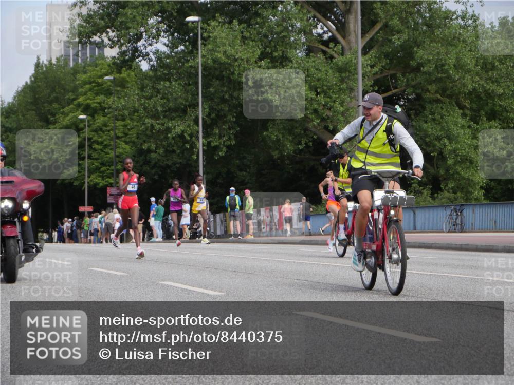 29.06.2025 - hella hamburg halbmarathon Luisa Fischer http://msf.ph/oto/8440375 29.06.2025 09:36:39 Kennedybrücke 48, 46, 43, 46, 48 meine-sportfotos.de