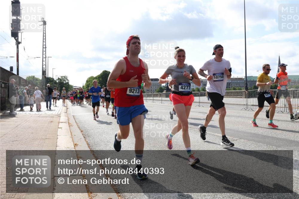 29.06.2025 - hella hamburg halbmarathon Lena Gebhardt http://msf.ph/oto/8440393 29.06.2025 09:52:51 Lombardsbrücke 4277, 9213, 15133, 10750, 5476, 19128, 1012, 1070, 1139, 1163, 1169, 1176, 1220, 1391, 1415, 1512, 1613, 1735, 1782, 2048, 2189, 2213, 2233, 2590, 2788, 2970, 3021, 3098, 3109, 3124, 3304, 3907, 3917, 3928, 4080, 4277, 4497, 4565, 4691, 4933, 4981, 5007, 5011, 5476, 5477, 5682, 6081, 6152, 6550, 6712, 6716, 7005, 7067, 7093, 7147, 7191, 7325, 7432, 7451, 7599, 7843, 7865, 7961, 8145, 8467, 8852, 10741, 10796, 11495, 11779, 12046, 13403, 13614, 14257 meine-sportfotos.de