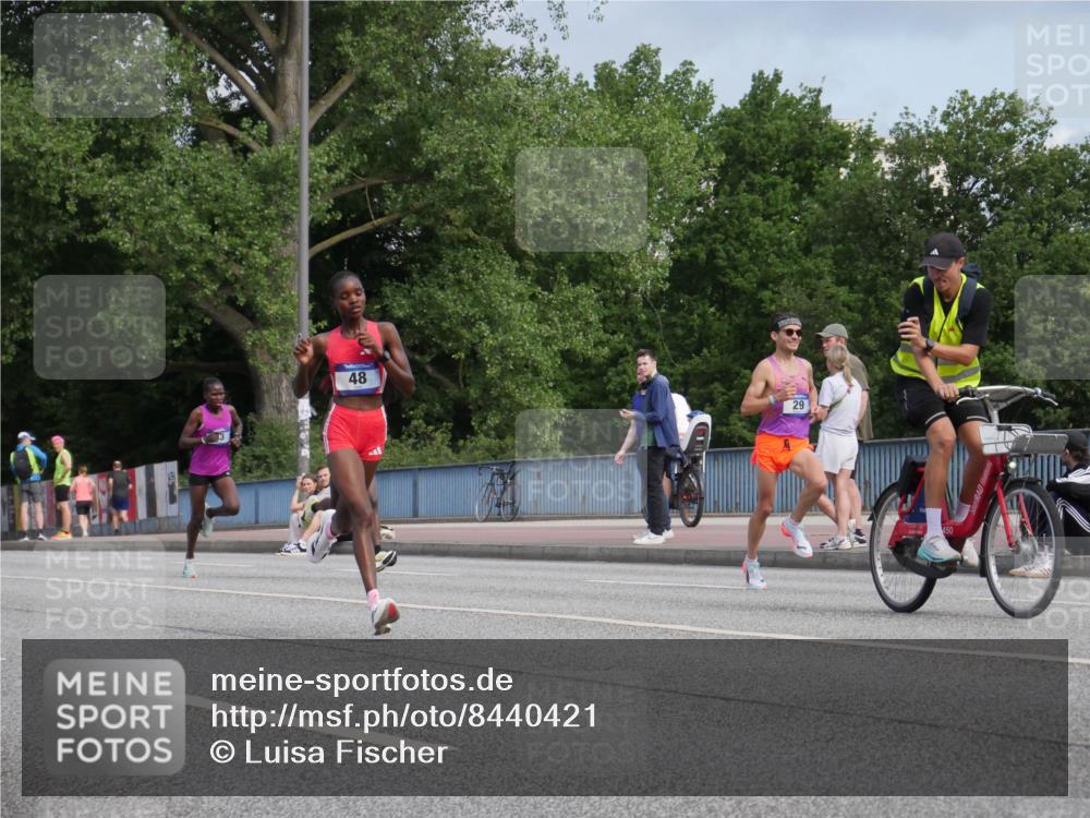 29.06.2025 - hella hamburg halbmarathon Luisa Fischer http://msf.ph/oto/8440421 29.06.2025 09:36:41 Kennedybrücke 48, 29, 43, 46, 48 meine-sportfotos.de