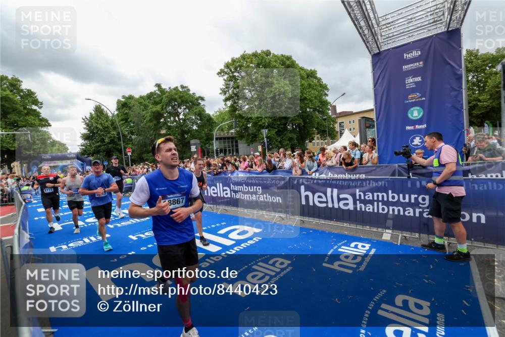 29.06.2025 - hella hamburg halbmarathon Zöllner http://msf.ph/oto/8440423 29.06.2025 10:55:58 Ziel 1179, 2612, 3256, 3668, 4772, 7147, 7976, 8968, 9246, 10084, 14867, 15184, 15868, 15884, 18867 meine-sportfotos.de
