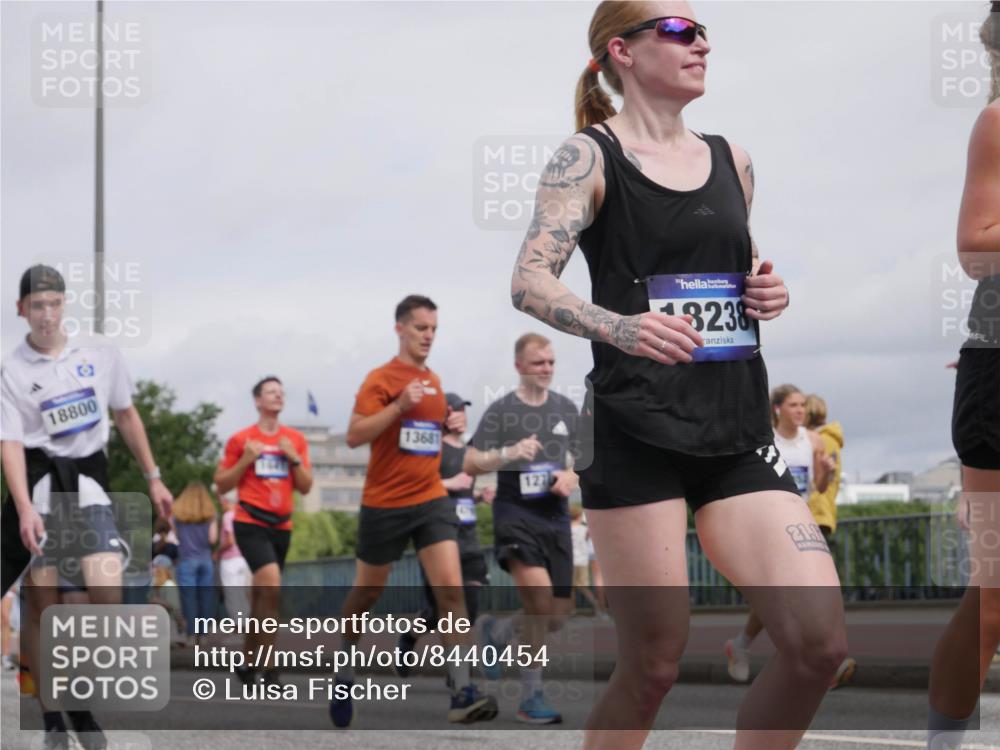 29.06.2025 - hella hamburg halbmarathon Luisa Fischer http://msf.ph/oto/8440454 29.06.2025 10:21:06 Kennedybrücke 18800, 13681, 127, 3238, 218, 1067, 1298, 1554, 1641, 1982, 2147, 2305, 2548, 3977, 4194, 4804, 5023, 5294, 7094, 7641, 8248, 9539, 9586, 9734, 9798, 10332, 10831 meine-sportfotos.de