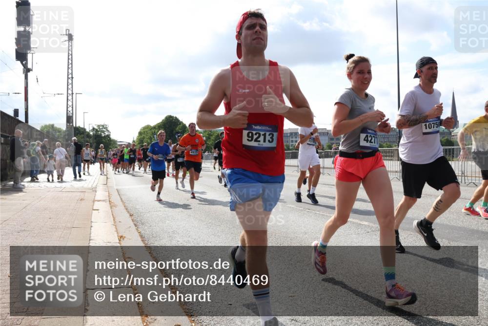 29.06.2025 - hella hamburg halbmarathon Lena Gebhardt http://msf.ph/oto/8440469 29.06.2025 09:52:52 Lombardsbrücke 4933, 9213, 10750, 427, 1012, 1070, 1163, 1169, 1176, 1220, 1391, 1415, 1512, 1613, 1735, 1782, 2048, 2189, 2213, 2233, 2590, 2788, 2970, 3021, 3098, 3109, 3124, 3304, 3907, 3917, 3928, 4080, 4277, 4497, 4565, 4691, 4933, 4981, 5007, 5011, 5132, 5476, 5477, 5682, 6081, 6152, 6550, 6712, 6716, 7005, 7067, 7093, 7147, 7191, 7325, 7432, 7451, 7599, 7843, 7865, 7961, 8145, 8467, 8852, 10741, 10796, 11779, 12046, 13403, 13614, 14257 meine-sportfotos.de