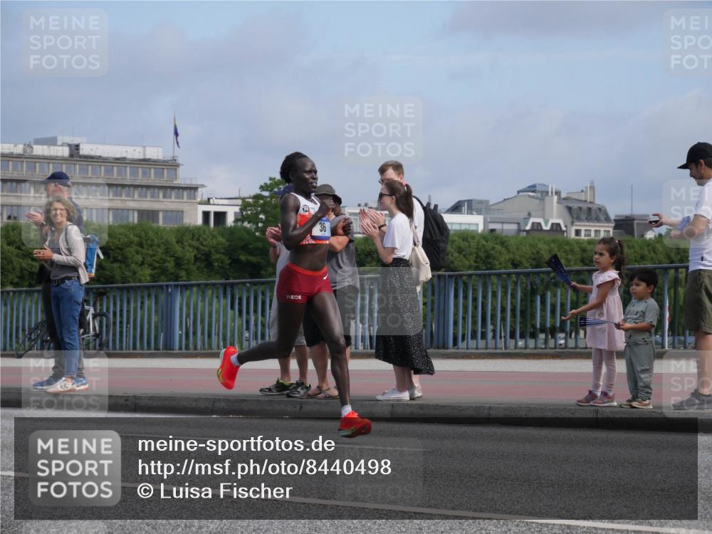 29.06.2025 - hella hamburg halbmarathon Luisa Fischer http://msf.ph/oto/8440498 29.06.2025 09:37:12 Kennedybrücke 36, 36, 39 meine-sportfotos.de