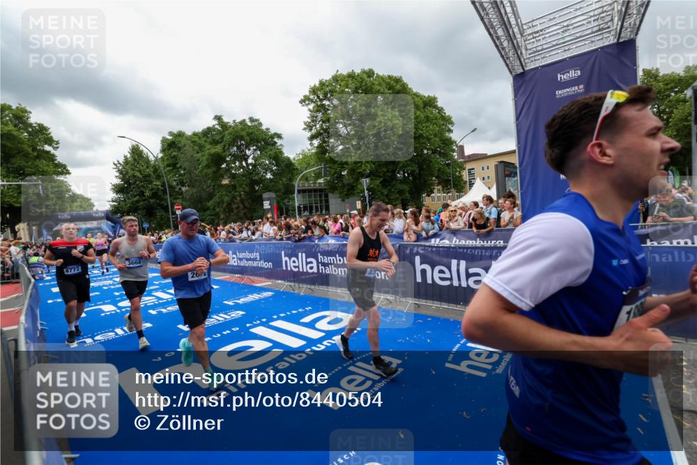 29.06.2025 - hella hamburg halbmarathon Zöllner http://msf.ph/oto/8440504 29.06.2025 10:55:58 Ziel 1179, 2612, 3256, 3668, 4772, 7147, 7976, 8968, 9246, 10084, 14867, 15184, 15868, 15884, 18867 meine-sportfotos.de
