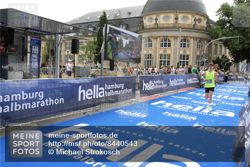 29.06.2025 - hella hamburg halbmarathon Michael Strokosch http://msf.ph/oto/8440543 29.06.2025 10:24:06 Ziel 10234, 14753 meine-sportfotos.de