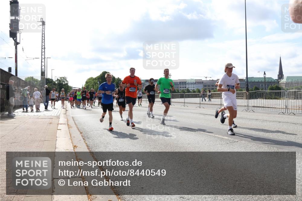 29.06.2025 - hella hamburg halbmarathon Lena Gebhardt http://msf.ph/oto/8440549 29.06.2025 09:52:52 Lombardsbrücke 15133, 4933, 3098, 1012, 1070, 1163, 1169, 1176, 1220, 1391, 1415, 1512, 1613, 1735, 1782, 2048, 2189, 2213, 2233, 2590, 2788, 2970, 3021, 3098, 3109, 3124, 3304, 3907, 3917, 3928, 4080, 4277, 4497, 4565, 4691, 4933, 4981, 5007, 5011, 5132, 5476, 5477, 5682, 6081, 6152, 6550, 6712, 6716, 7005, 7067, 7093, 7147, 7191, 7325, 7432, 7451, 7599, 7843, 7865, 7961, 8145, 8467, 8852, 10741, 10796, 11779, 12046, 13403, 13614, 14257 meine-sportfotos.de