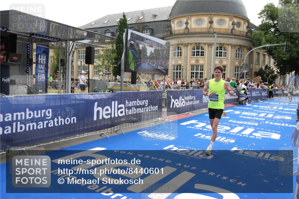 29.06.2025 - hella hamburg halbmarathon Michael Strokosch http://msf.ph/oto/8440601 29.06.2025 10:24:07 Ziel 9269, 10234, 14753, 17614, 19041 meine-sportfotos.de