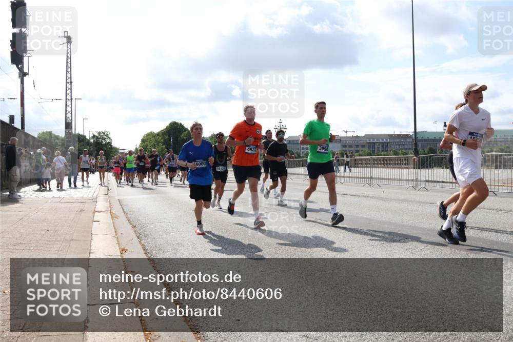 29.06.2025 - hella hamburg halbmarathon Lena Gebhardt http://msf.ph/oto/8440606 29.06.2025 09:52:53 Lombardsbrücke 6000, 15133, 4933, 3098, 1576, 1012, 1070, 1163, 1169, 1176, 1220, 1391, 1415, 1512, 1613, 1735, 1782, 2048, 2189, 2213, 2233, 2590, 2788, 2970, 3021, 3098, 3109, 3124, 3304, 3907, 3917, 3928, 4080, 4277, 4497, 4691, 4933, 4981, 4997, 5007, 5011, 5132, 5476, 5477, 5682, 6081, 6152, 6550, 6712, 6716, 7005, 7067, 7093, 7147, 7191, 7325, 7432, 7451, 7599, 7843, 7865, 7961, 8145, 8467, 8664, 8852, 10796, 11779, 12046, 13403, 13614, 14257 meine-sportfotos.de