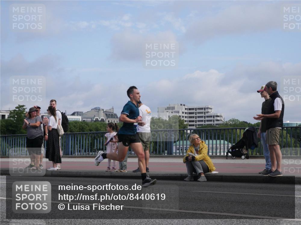 29.06.2025 - hella hamburg halbmarathon Luisa Fischer http://msf.ph/oto/8440619 29.06.2025 09:37:45 Kennedybrücke 42 meine-sportfotos.de