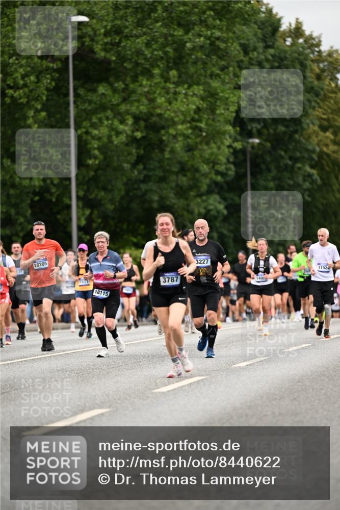 29.06.2025 - hella hamburg halbmarathon Dr. Thomas Lammeyer http://msf.ph/oto/8440622 29.06.2025 10:57:03 Kennedybrücke 1369, 2308, 2420, 2593, 2983, 2988, 3227, 3645, 3787, 5262, 6135, 6604, 6671, 7511, 7682, 7735, 7871, 8250, 8251, 9340, 10600, 10634, 10693, 10884, 11297 meine-sportfotos.de