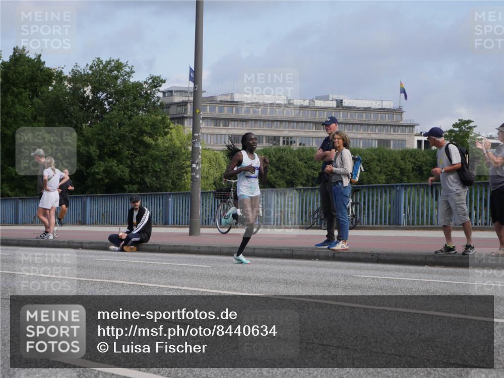 29.06.2025 - hella hamburg halbmarathon Luisa Fischer http://msf.ph/oto/8440634 29.06.2025 09:37:51 Kennedybrücke 42 meine-sportfotos.de