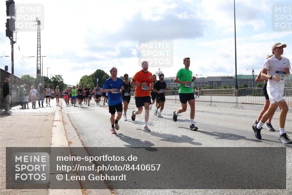 29.06.2025 - hella hamburg halbmarathon Lena Gebhardt http://msf.ph/oto/8440657 29.06.2025 09:52:53 Lombardsbrücke 000, 15133, 4933, 098, 15760, 1012, 1070, 1163, 1169, 1176, 1220, 1391, 1415, 1512, 1613, 1735, 1782, 2048, 2189, 2213, 2233, 2590, 2788, 2970, 3021, 3098, 3109, 3124, 3304, 3907, 3917, 3928, 4080, 4277, 4497, 4691, 4933, 4981, 4997, 5007, 5011, 5132, 5476, 5477, 5682, 6081, 6152, 6550, 6712, 6716, 7005, 7067, 7093, 7147, 7191, 7325, 7432, 7451, 7599, 7843, 7865, 7961, 8145, 8467, 8664, 8852, 10796, 11779, 12046, 13403, 13614, 14257 meine-sportfotos.de