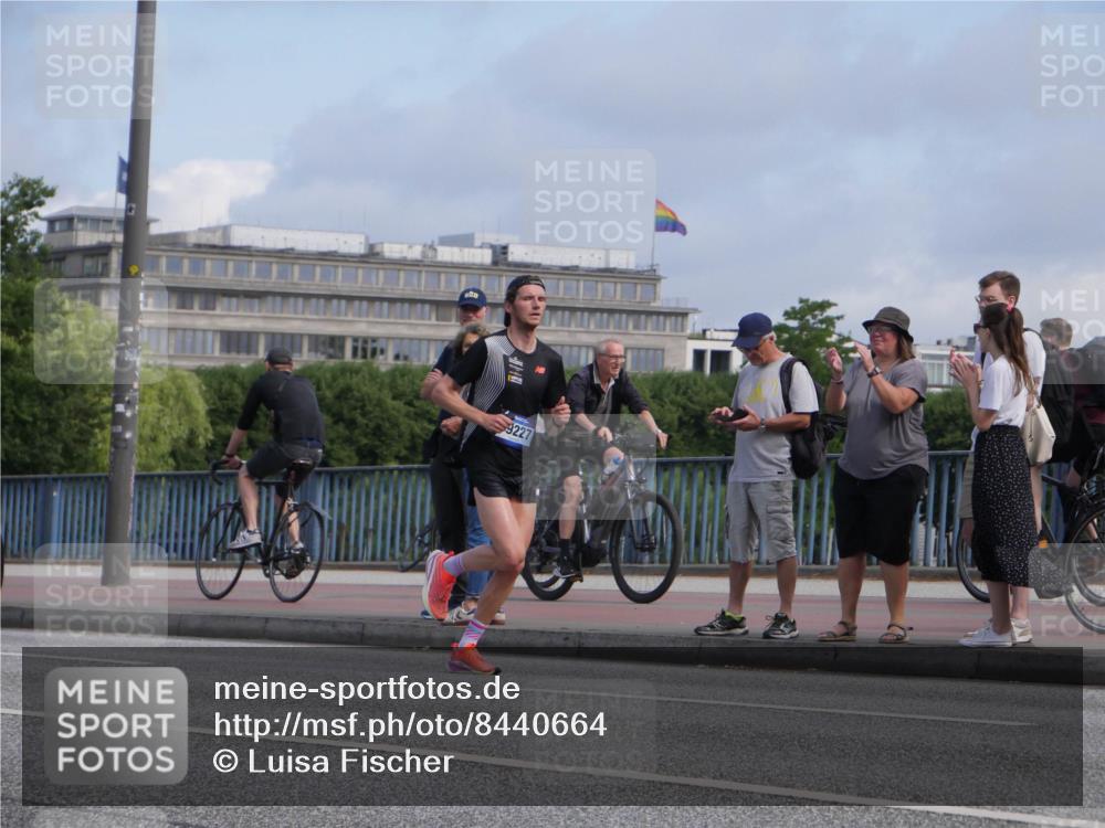 29.06.2025 - hella hamburg halbmarathon Luisa Fischer http://msf.ph/oto/8440664 29.06.2025 09:38:24 Kennedybrücke 9227 meine-sportfotos.de