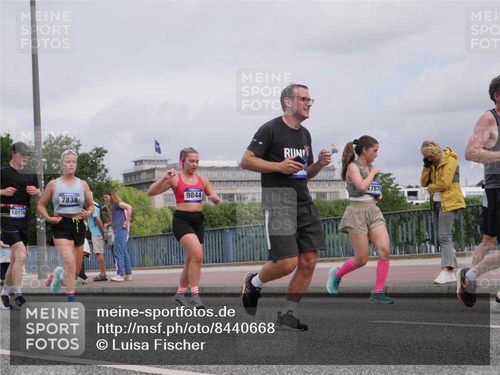 29.06.2025 - hella hamburg halbmarathon Luisa Fischer http://msf.ph/oto/8440668 29.06.2025 10:21:23 Kennedybrücke 10174, 7838, 9844, 7876, 1268, 1477, 1820, 2087, 2634, 3125, 3482, 5290, 5909, 6332, 7160, 7413, 7649, 7838, 7882, 7883, 9834, 9844, 10174, 10659 meine-sportfotos.de