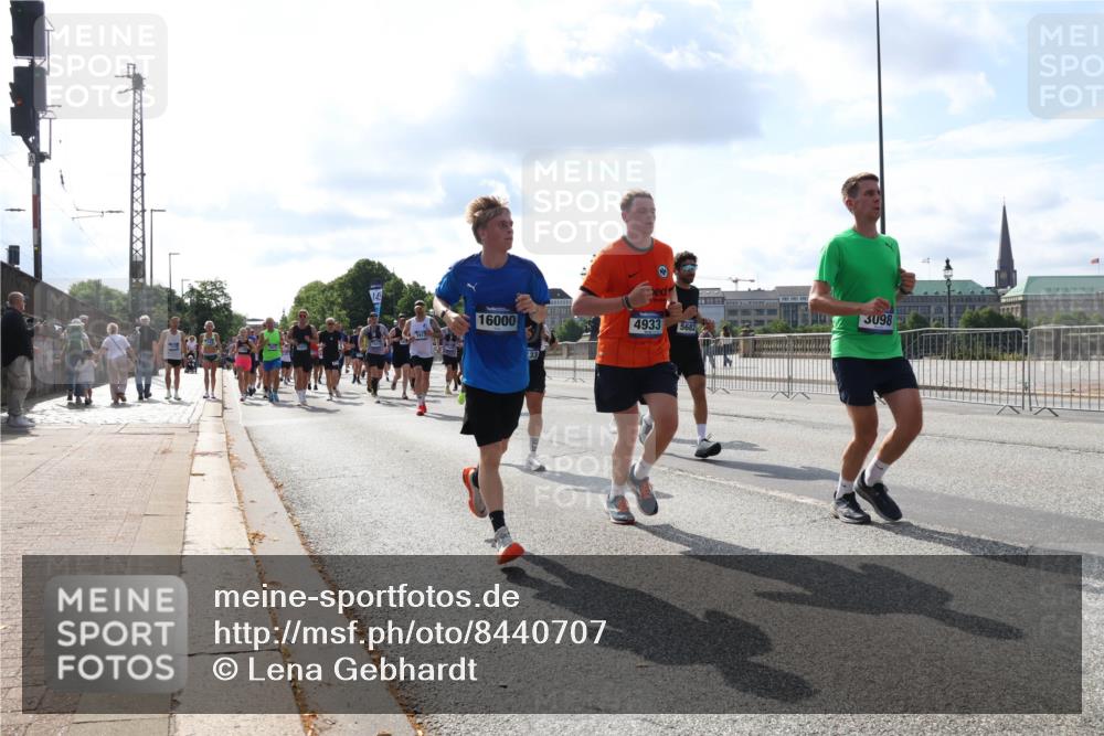 29.06.2025 - hella hamburg halbmarathon Lena Gebhardt http://msf.ph/oto/8440707 29.06.2025 09:52:53 Lombardsbrücke 3917, 16000, 33, 4933, 3098, 5682, 1012, 1070, 1163, 1169, 1176, 1220, 1391, 1415, 1512, 1613, 1735, 1782, 2048, 2189, 2213, 2233, 2590, 2788, 2970, 3021, 3098, 3109, 3124, 3304, 3907, 3917, 3928, 4080, 4277, 4497, 4691, 4933, 4981, 4997, 5007, 5011, 5132, 5476, 5477, 5682, 6081, 6152, 6550, 6712, 6716, 7005, 7067, 7093, 7147, 7191, 7325, 7432, 7451, 7599, 7843, 7865, 7961, 8145, 8467, 8664, 8852, 10796, 11779, 12046, 13403, 13614, 14257 meine-sportfotos.de