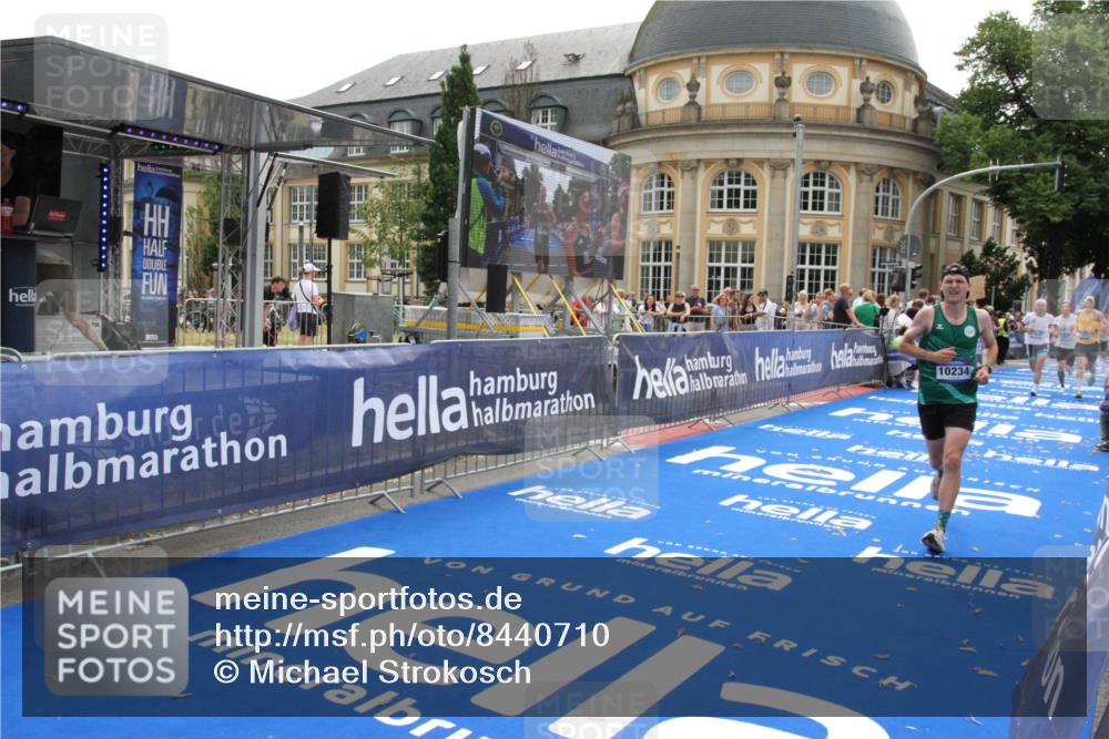 29.06.2025 - hella hamburg halbmarathon Michael Strokosch http://msf.ph/oto/8440710 29.06.2025 10:24:11 Ziel 7331, 9269, 10234, 17614, 18569, 19041 meine-sportfotos.de
