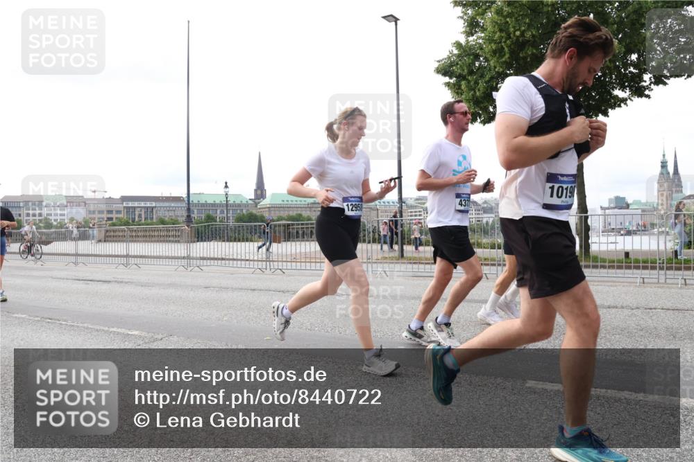 29.06.2025 - hella hamburg halbmarathon Lena Gebhardt http://msf.ph/oto/8440722 29.06.2025 10:29:19 Lombardsbrücke 12958, 437, 1019, 1063, 1230, 1661, 1869, 2688, 3179, 3311, 3524, 3717, 4161, 4349, 4362, 4373, 4982, 5167, 6285, 6345, 6725, 7169, 7449, 7517, 7832, 8048, 8812, 9714, 10198, 10322, 10641, 10808, 10996, 11249, 11792, 11803, 11989, 12086, 12099, 12404, 12442, 12958, 13090, 13382, 14205, 14644, 15143, 15452, 15453, 15952, 15955, 16306, 16659, 16662, 16673, 16676, 17496, 17945, 18298, 18299, 18414 meine-sportfotos.de