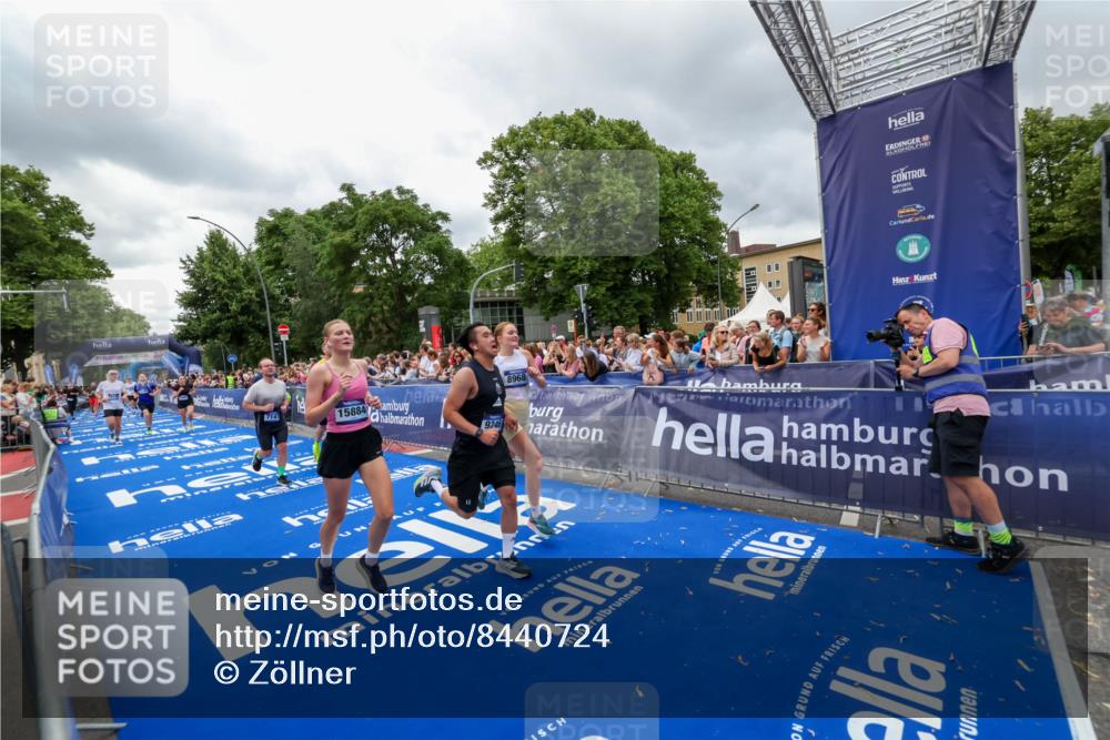 29.06.2025 - hella hamburg halbmarathon Zöllner http://msf.ph/oto/8440724 29.06.2025 10:56:02 Ziel 1180, 3042, 7147, 8968, 9246, 10084, 14867, 15184, 15868, 15884, 16176 meine-sportfotos.de