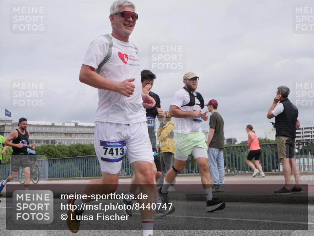 29.06.2025 - hella hamburg halbmarathon Luisa Fischer http://msf.ph/oto/8440747 29.06.2025 10:21:29 Kennedybrücke 7413, 4831, 1820, 2634, 2821, 3125, 5909, 7413, 7838, 8341, 9222, 9844, 10174, 10659 meine-sportfotos.de
