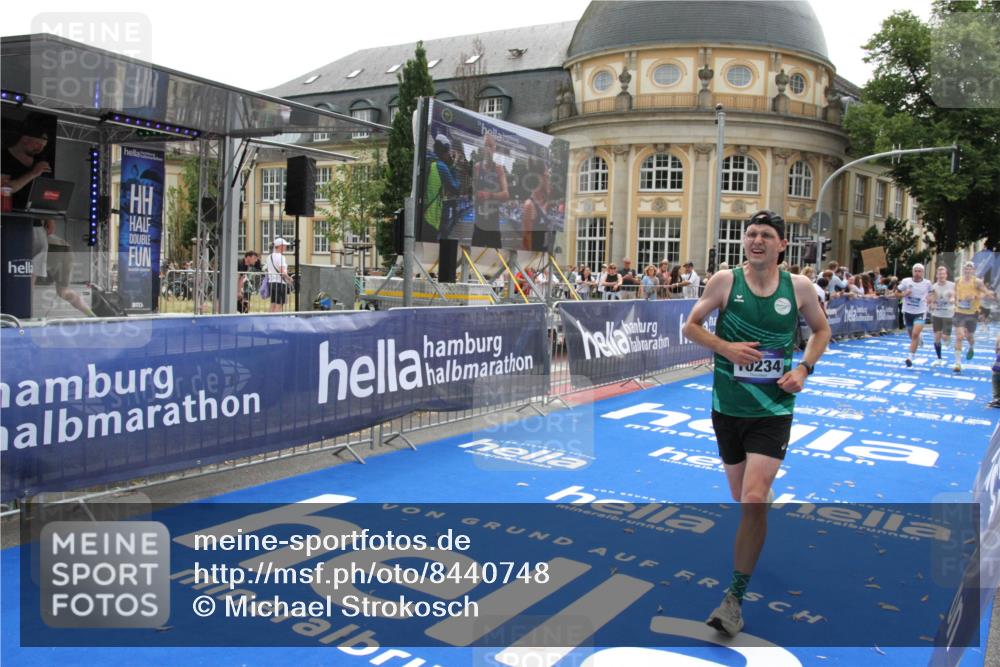 29.06.2025 - hella hamburg halbmarathon Michael Strokosch http://msf.ph/oto/8440748 29.06.2025 10:24:11 Ziel 7331, 9269, 10234, 17614, 18569, 19041 meine-sportfotos.de