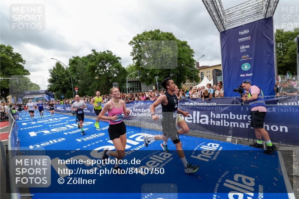 29.06.2025 - hella hamburg halbmarathon Zöllner http://msf.ph/oto/8440750 29.06.2025 10:56:02 Ziel 1180, 3042, 7147, 8968, 9246, 10084, 14867, 15184, 15868, 15884, 16176 meine-sportfotos.de
