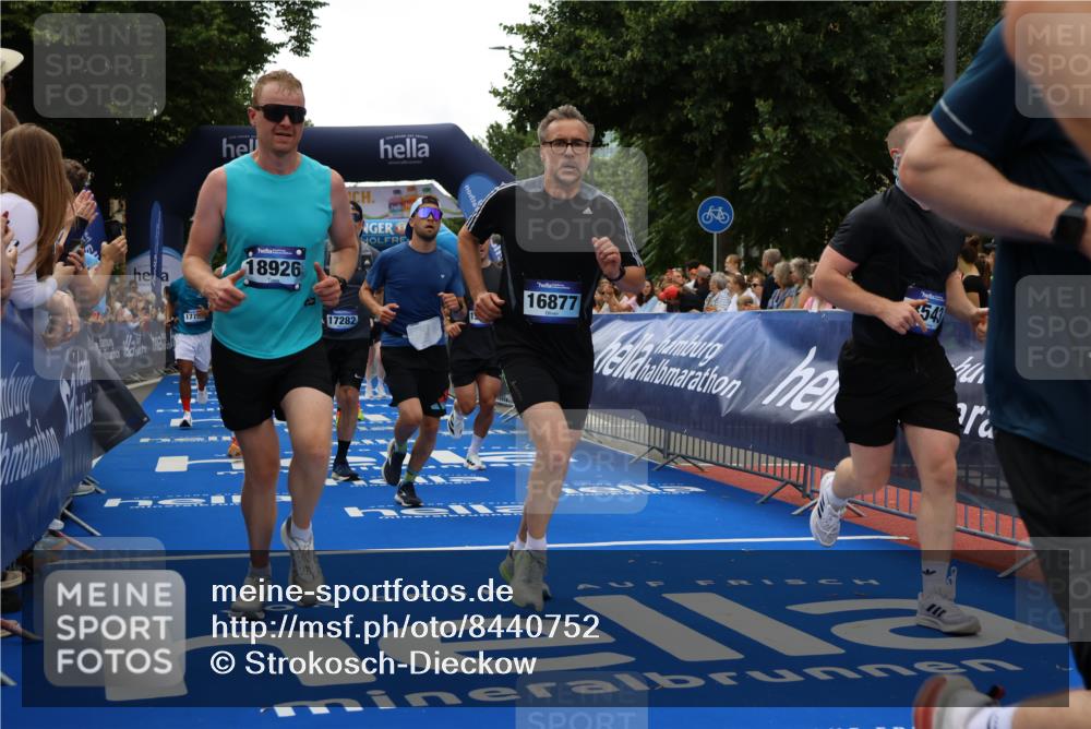 29.06.2025 - hella hamburg halbmarathon Strokosch-Dieckow http://msf.ph/oto/8440752 29.06.2025 10:49:43 Ziel 2504, 2706, 2937, 3060, 3543, 4017, 5460, 5894, 5978, 6115, 6125, 7332, 9126, 9200, 9463, 9551, 9619, 9723, 9924, 11975, 11977, 13159, 13463, 14794, 16800, 16843, 16877, 17282, 17753, 18058, 18451, 18926, 19122 meine-sportfotos.de