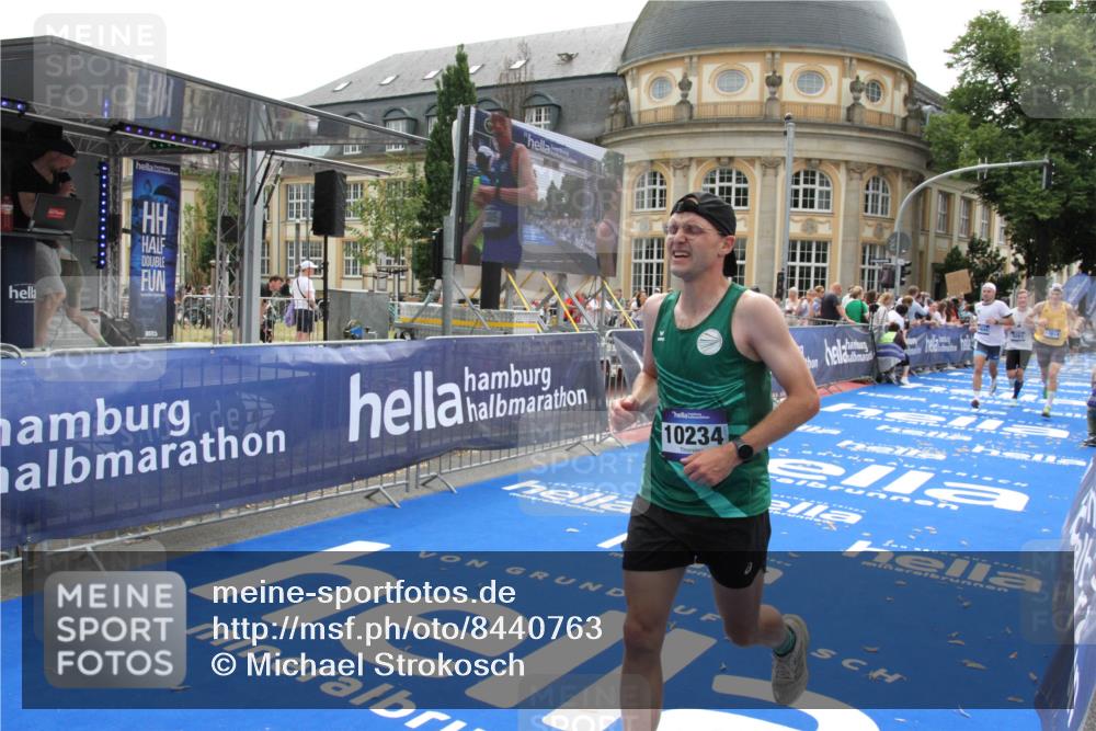 29.06.2025 - hella hamburg halbmarathon Michael Strokosch http://msf.ph/oto/8440763 29.06.2025 10:24:12 Ziel 7331, 9269, 10234, 17614, 18569, 19041 meine-sportfotos.de
