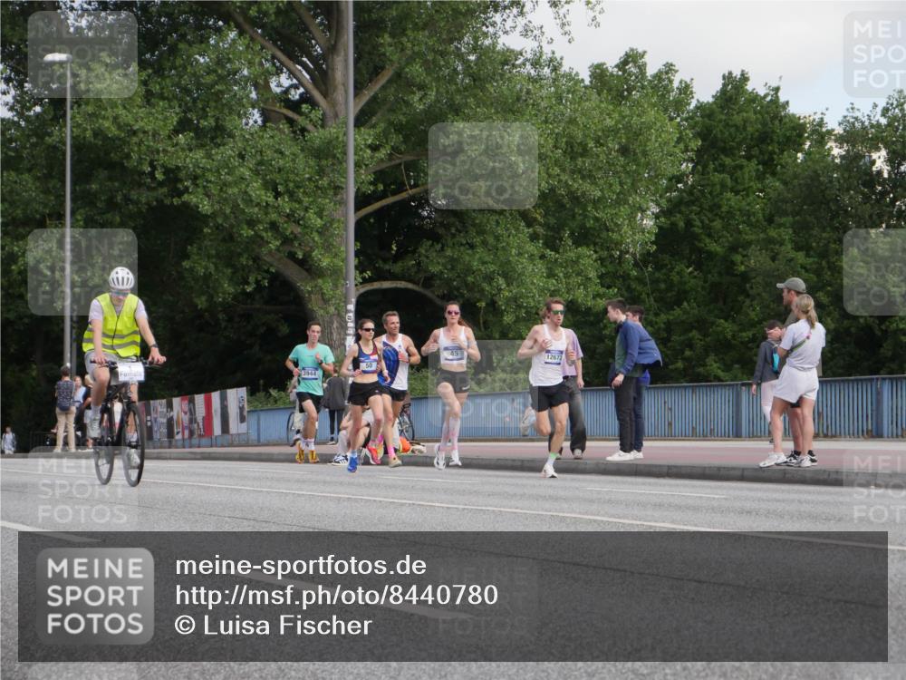 29.06.2025 - hella hamburg halbmarathon Luisa Fischer http://msf.ph/oto/8440780 29.06.2025 09:39:37 Kennedybrücke 3944, 50, 45, 12673, 45, 50, 3944 meine-sportfotos.de