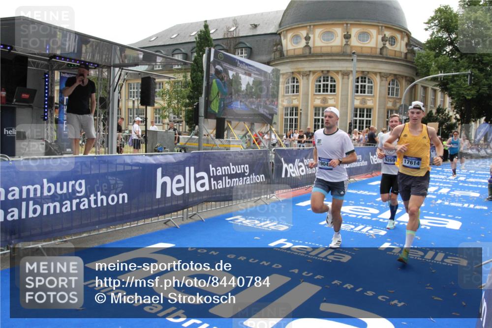29.06.2025 - hella hamburg halbmarathon Michael Strokosch http://msf.ph/oto/8440784 29.06.2025 10:24:14 Ziel 6816, 7331, 9269, 10234, 17614, 18569, 19041 meine-sportfotos.de