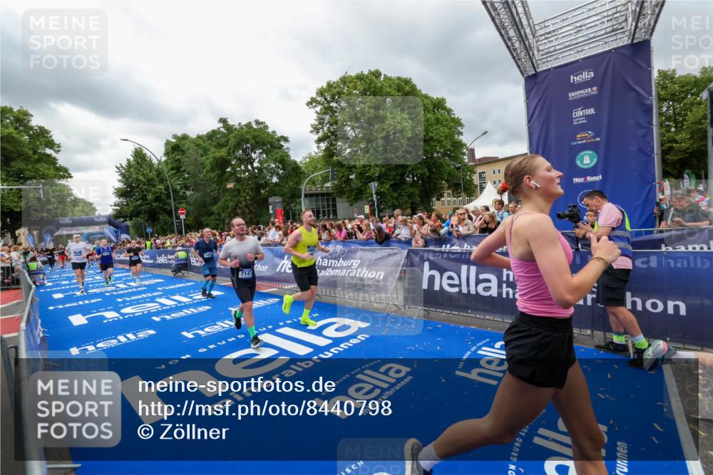 29.06.2025 - hella hamburg halbmarathon Zöllner http://msf.ph/oto/8440798 29.06.2025 10:56:03 Ziel 1180, 3042, 3058, 7147, 8968, 9246, 10084, 14867, 15184, 15868, 15884, 16176, 18212 meine-sportfotos.de