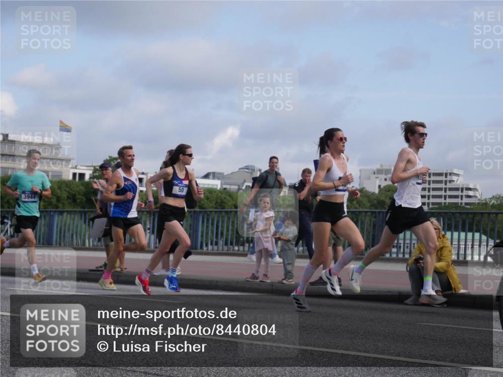 29.06.2025 - hella hamburg halbmarathon Luisa Fischer http://msf.ph/oto/8440804 29.06.2025 09:39:42 Kennedybrücke 50, 3944, 45, 50, 3944 meine-sportfotos.de