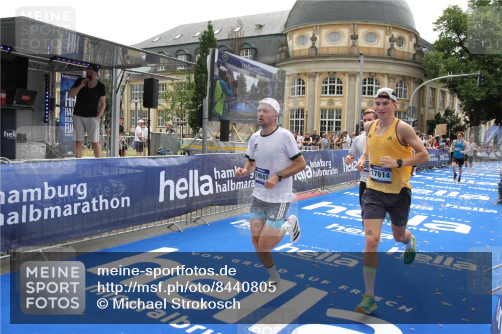 29.06.2025 - hella hamburg halbmarathon Michael Strokosch http://msf.ph/oto/8440805 29.06.2025 10:24:14 Ziel 6816, 7331, 9269, 10234, 17614, 18569, 19041 meine-sportfotos.de