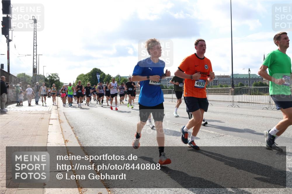 29.06.2025 - hella hamburg halbmarathon Lena Gebhardt http://msf.ph/oto/8440808 29.06.2025 09:52:54 Lombardsbrücke 1533, 3098, 4933, 1012, 1070, 1163, 1169, 1176, 1220, 1391, 1415, 1512, 1613, 1735, 1782, 2048, 2189, 2213, 2233, 2590, 2788, 2970, 3021, 3098, 3109, 3124, 3304, 3907, 3917, 3928, 4080, 4277, 4497, 4691, 4933, 4981, 4997, 5007, 5011, 5132, 5476, 5477, 5682, 6081, 6152, 6550, 6712, 6716, 7005, 7067, 7093, 7147, 7191, 7325, 7432, 7451, 7599, 7843, 7865, 7961, 8145, 8467, 8664, 8852, 10796, 11779, 12046, 13403, 13614, 14257 meine-sportfotos.de