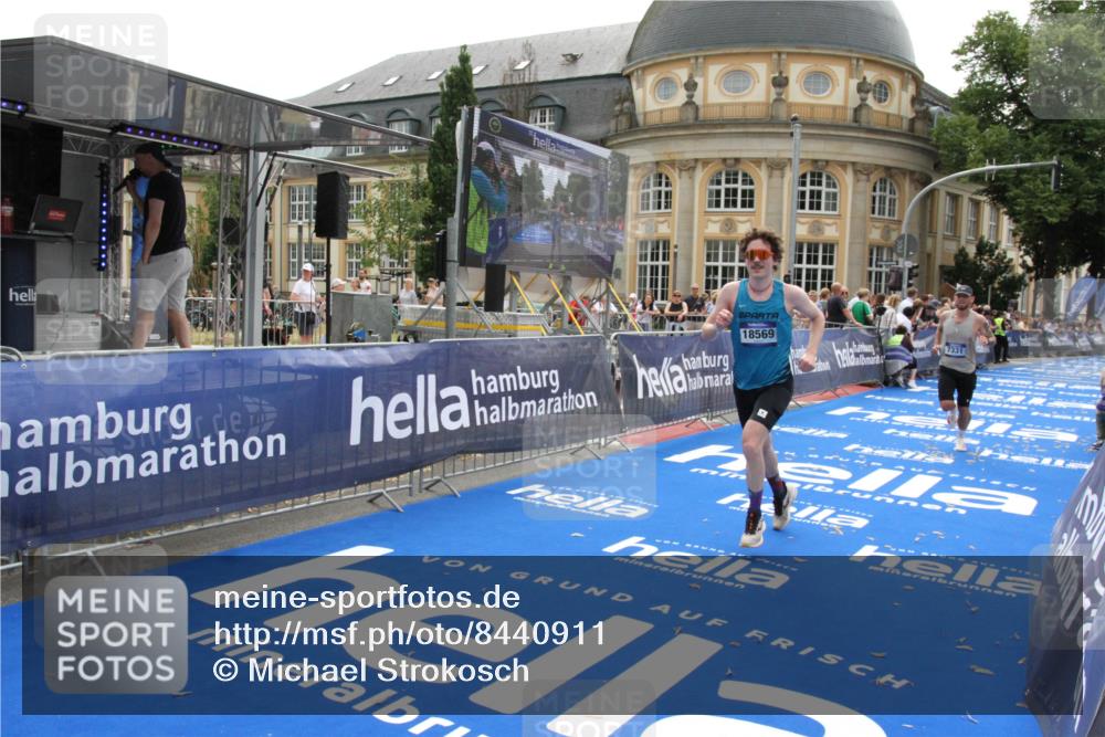 29.06.2025 - hella hamburg halbmarathon Michael Strokosch http://msf.ph/oto/8440911 29.06.2025 10:24:17 Ziel 5612, 6816, 7331, 18569 meine-sportfotos.de