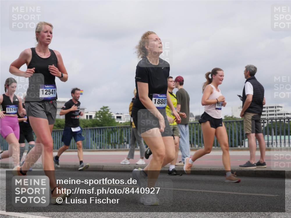 29.06.2025 - hella hamburg halbmarathon Luisa Fischer http://msf.ph/oto/8440927 29.06.2025 10:21:44 Kennedybrücke 15749, 12541, 4532, 1880, 1234, 1521, 2335, 3202, 4123, 4383, 5264, 5266, 5611, 5733, 6413, 7121, 7445, 8067, 8665, 9276, 9505, 10467, 10502, 10856 meine-sportfotos.de