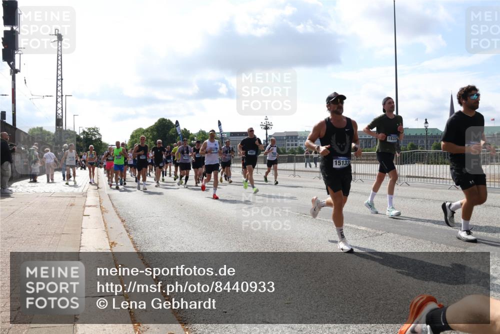 29.06.2025 - hella hamburg halbmarathon Lena Gebhardt http://msf.ph/oto/8440933 29.06.2025 09:52:54 Lombardsbrücke 917, 15133, 15334, 1012, 1070, 1163, 1169, 1176, 1220, 1391, 1415, 1512, 1613, 1735, 1782, 2048, 2189, 2213, 2233, 2590, 2788, 2970, 3021, 3098, 3109, 3124, 3304, 3907, 3917, 3928, 4080, 4277, 4497, 4691, 4933, 4981, 4997, 5007, 5011, 5132, 5476, 5477, 5682, 6081, 6152, 6550, 6712, 6716, 7005, 7067, 7093, 7147, 7191, 7325, 7432, 7451, 7599, 7843, 7865, 7961, 8145, 8467, 8664, 8852, 10796, 11779, 12046, 13403, 13614, 14257 meine-sportfotos.de