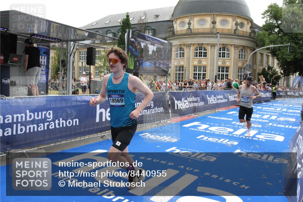 29.06.2025 - hella hamburg halbmarathon Michael Strokosch http://msf.ph/oto/8440955 29.06.2025 10:24:17 Ziel 5612, 6816, 7331, 18569 meine-sportfotos.de
