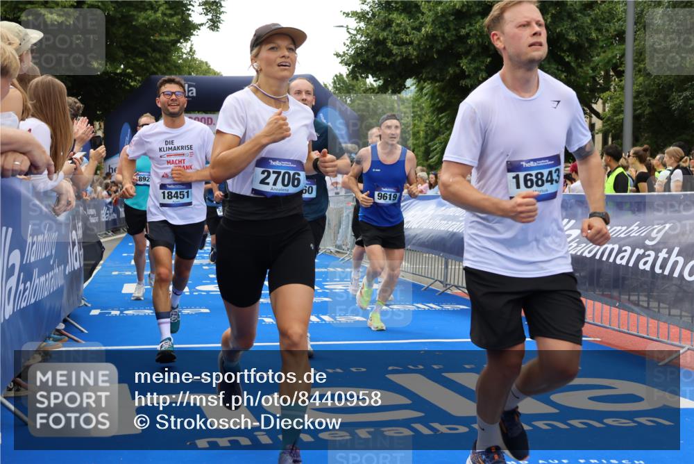 29.06.2025 - hella hamburg halbmarathon Strokosch-Dieckow http://msf.ph/oto/8440958 29.06.2025 10:49:41 Ziel 2504, 2706, 2937, 3060, 3543, 5894, 5978, 6115, 6125, 7332, 9038, 9463, 9551, 9619, 9649, 9723, 9924, 11679, 11975, 11977, 13159, 14794, 15392, 16843, 16877, 17001, 17282, 17753, 18058, 18451, 18926 meine-sportfotos.de