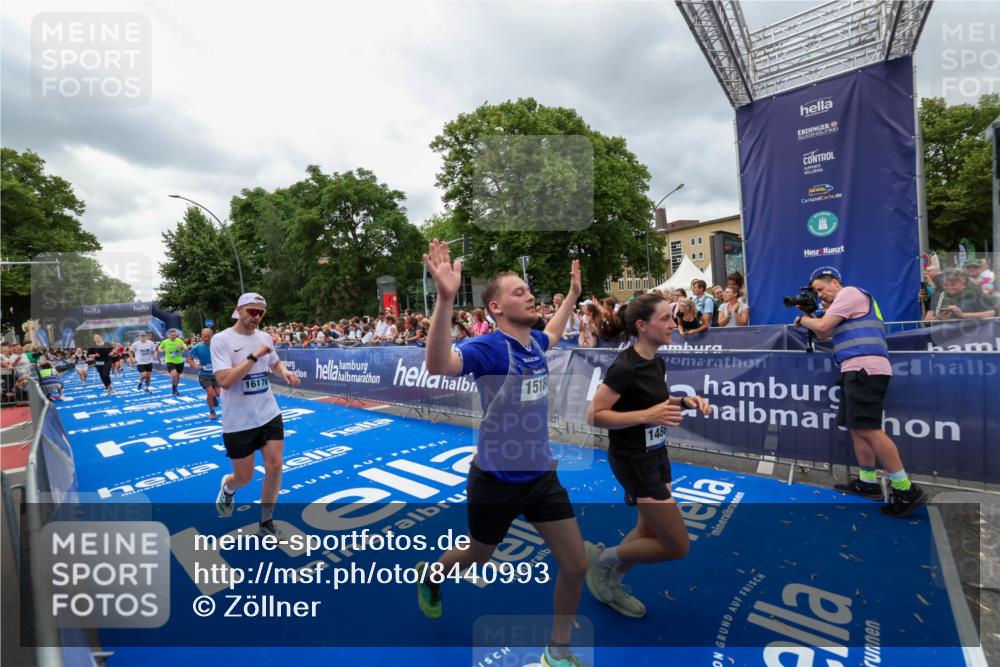29.06.2025 - hella hamburg halbmarathon Zöllner http://msf.ph/oto/8440993 29.06.2025 10:56:07 Ziel 1180, 3042, 3058, 4594, 4813, 5570, 7594, 12545, 14867, 15184, 16176, 17640, 17642, 18212 meine-sportfotos.de