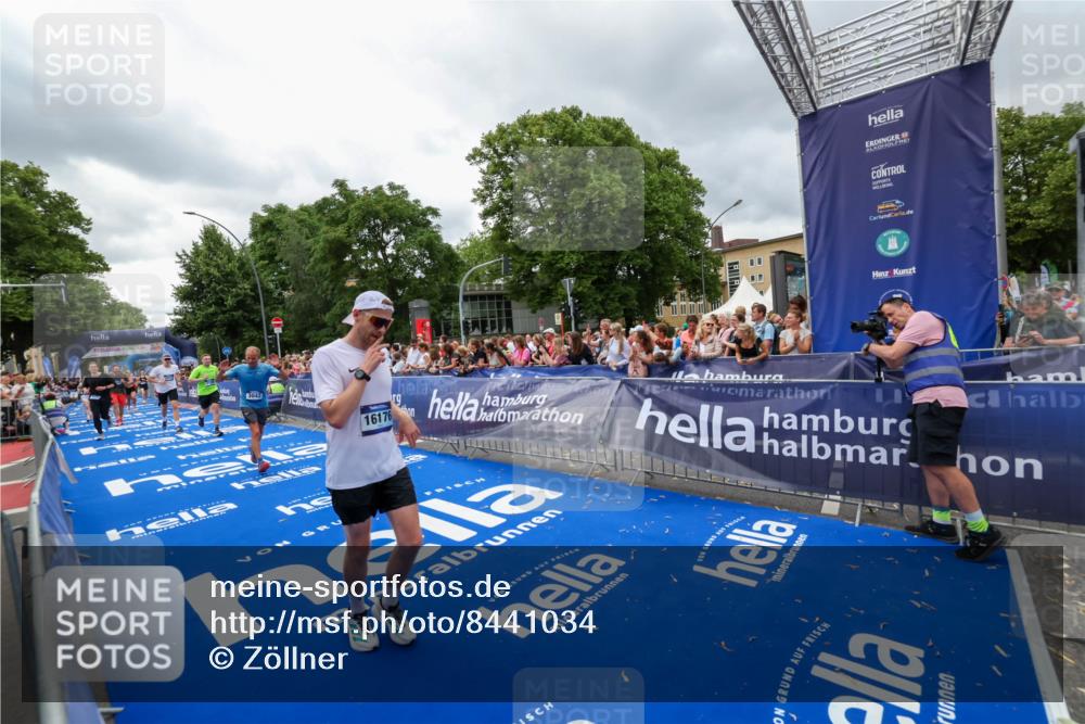 29.06.2025 - hella hamburg halbmarathon Zöllner http://msf.ph/oto/8441034 29.06.2025 10:56:07 Ziel 1180, 3042, 3058, 4594, 4813, 5570, 7594, 12545, 14867, 15184, 16176, 17640, 17642, 18212 meine-sportfotos.de