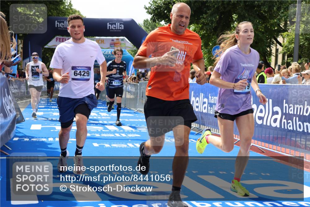 29.06.2025 - hella hamburg halbmarathon Strokosch-Dieckow http://msf.ph/oto/8441056 29.06.2025 10:40:50 Ziel 1631, 1677, 1882, 2750, 4634, 4889, 5014, 5026, 5745, 6429, 7080, 7109, 7378, 8074, 8629, 9547, 9979, 10369, 10934, 11959, 12088, 12385, 13029, 13158, 14092, 14661, 15351, 15689, 16201, 16249, 16347, 17032, 17486, 17720, 18173 meine-sportfotos.de