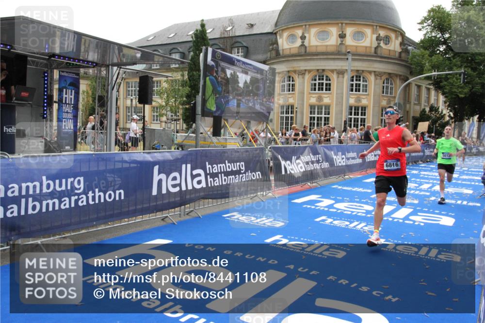 29.06.2025 - hella hamburg halbmarathon Michael Strokosch http://msf.ph/oto/8441108 29.06.2025 10:24:21 Ziel 5612, 6816, 18695 meine-sportfotos.de