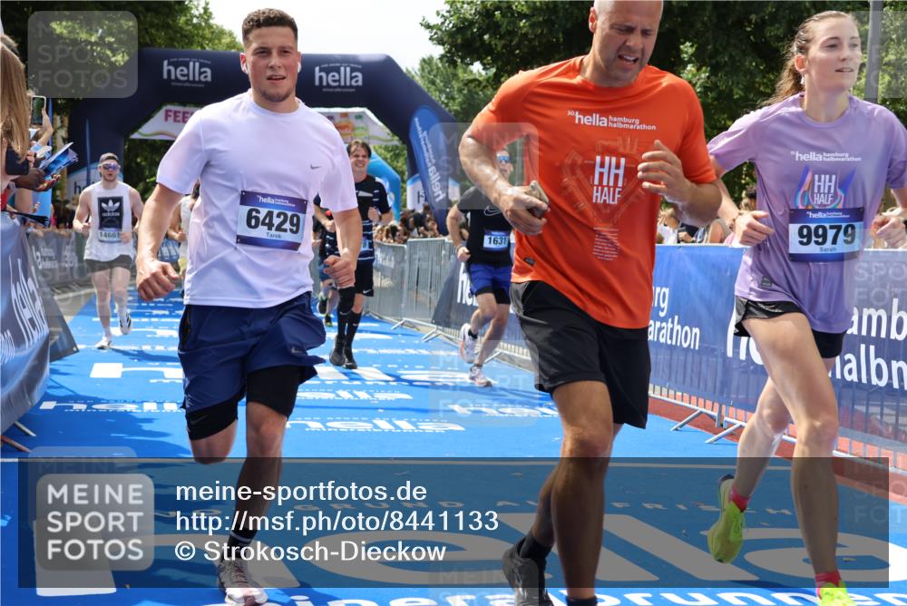 29.06.2025 - hella hamburg halbmarathon Strokosch-Dieckow http://msf.ph/oto/8441133 29.06.2025 10:40:50 Ziel 1631, 1677, 1882, 2750, 4634, 4889, 5014, 5026, 5745, 6429, 7080, 7109, 7378, 8074, 8629, 9547, 9979, 10369, 10934, 11959, 12088, 12385, 13029, 13158, 14092, 14661, 15351, 15689, 16201, 16249, 16347, 17032, 17486, 17720, 18173 meine-sportfotos.de