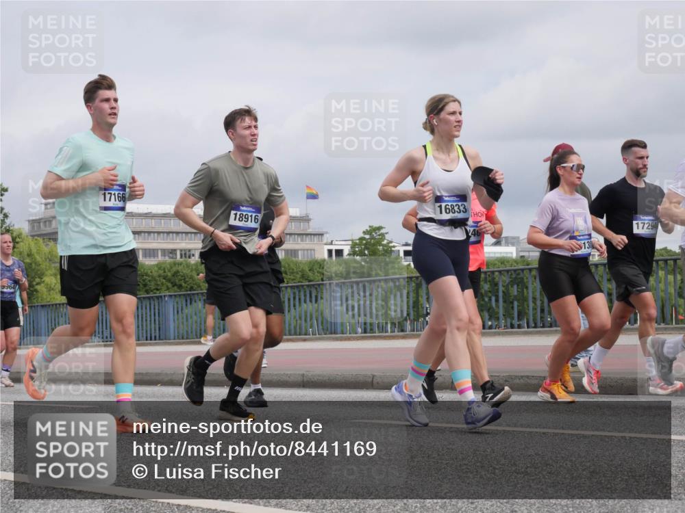 29.06.2025 - hella hamburg halbmarathon Luisa Fischer http://msf.ph/oto/8441169 29.06.2025 10:22:02 Kennedybrücke 964, 17166, 18916, 16833, 130, 17294, 1349, 2096, 3026, 3321, 3592, 4718, 4845, 6194, 6477, 6482, 8799, 9549, 9658, 9756, 9757, 9964, 10037, 10172, 10687, 10816 meine-sportfotos.de