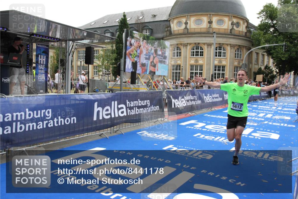 29.06.2025 - hella hamburg halbmarathon Michael Strokosch http://msf.ph/oto/8441178 29.06.2025 10:24:22 Ziel 5612, 6816, 18695 meine-sportfotos.de